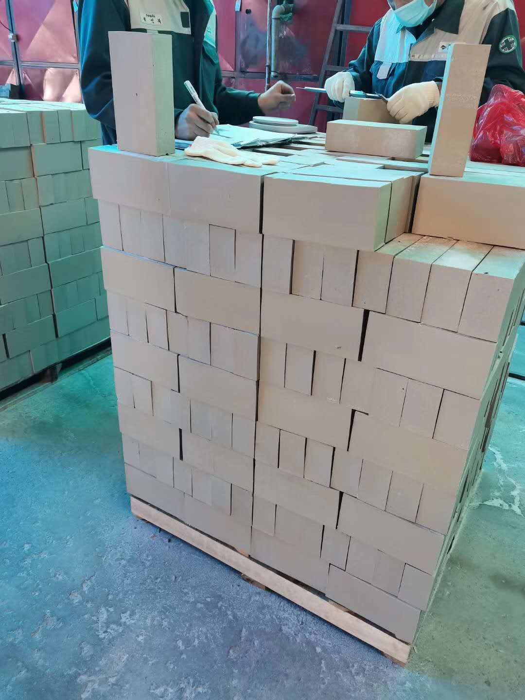 65厚耐酸磚今年處于一直是缺貨狀態(tài)，而且價格高，那么為什么會出現(xiàn)這種情況